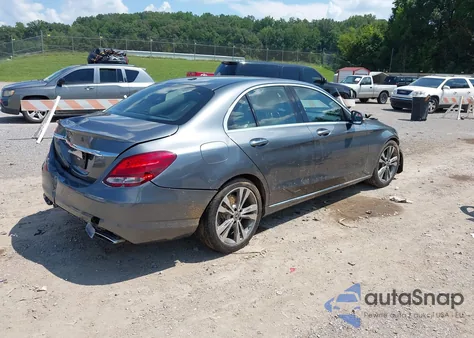 2018 Mercedes-Benz C 300 z USA, uszkodzony, nr VIN 55SWF4JB3JU246851